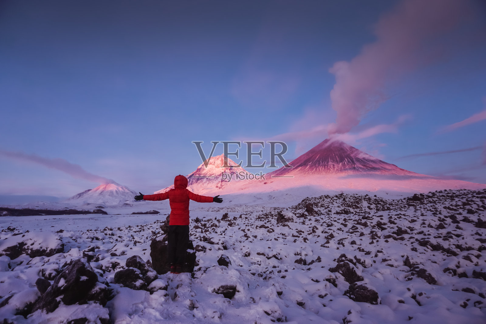 一位旅行者在正在喷发的克柳切夫斯卡娅索普卡火山附近照片摄影图片