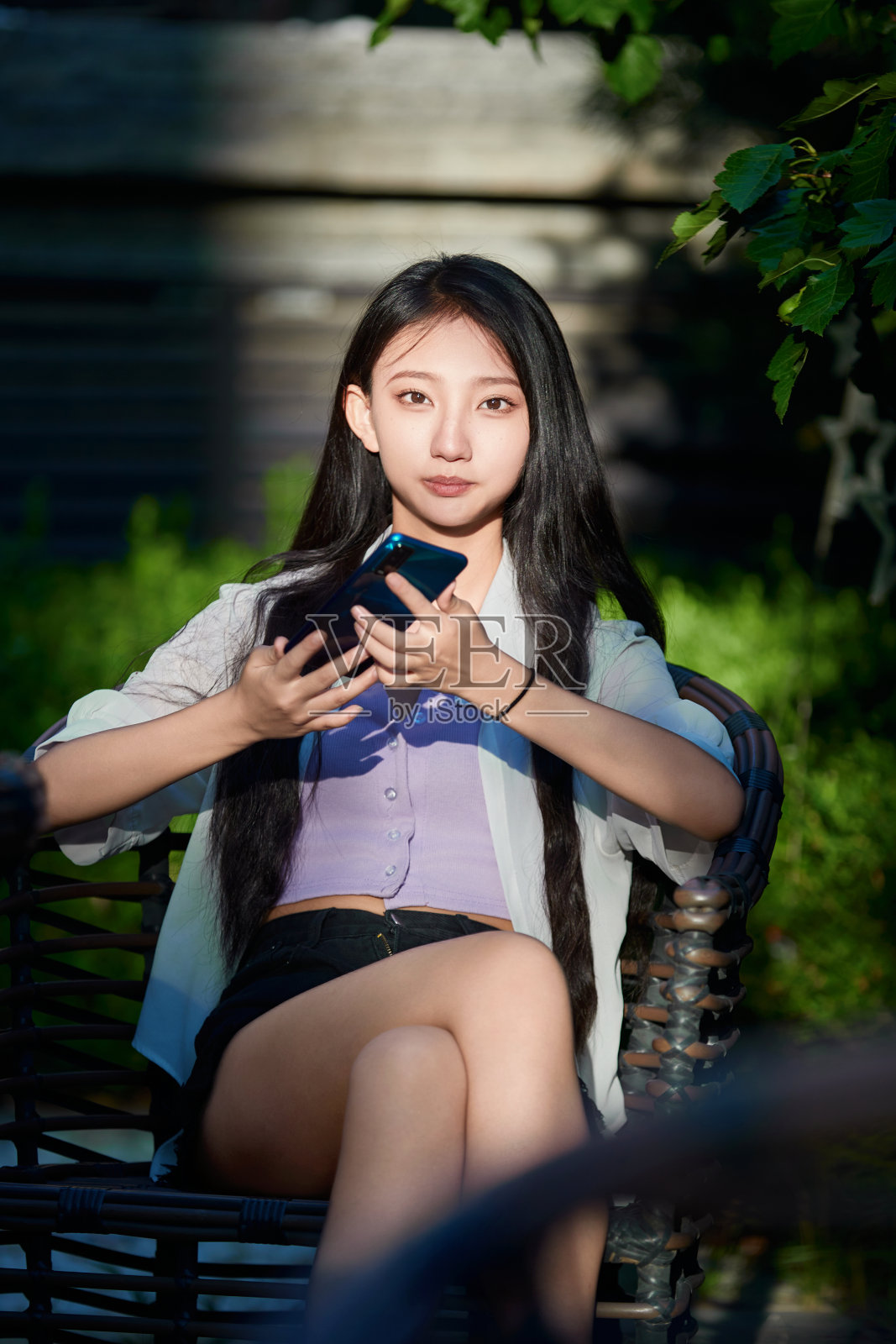 一个女孩在院子里休息时拍照照片摄影图片