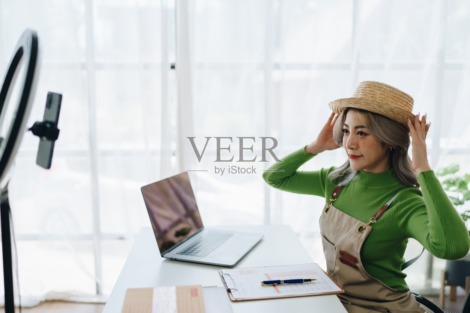 美丽的亚洲女人，博主，博客，展示产品质量，直播视频，社交媒体，记录她，通过数码相机在线销售，中小企业或小型企业电子商务概念照片摄影图片