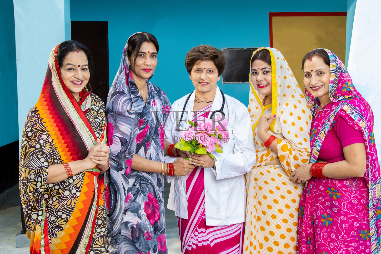 一群传统的印度妇女穿着纱丽，用花束感谢和问候医生，这是赋予妇女权力的概念照片摄影图片
