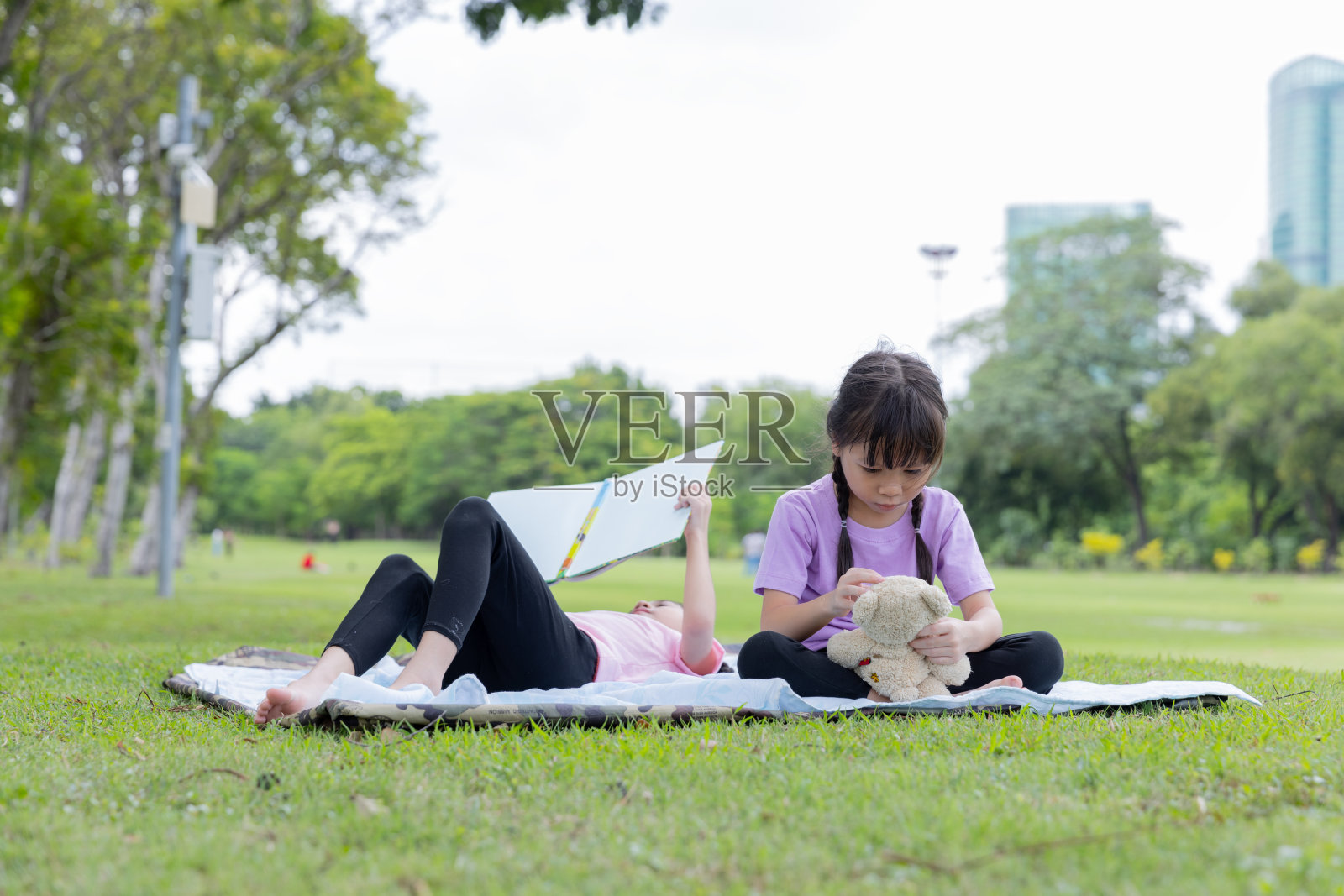 儿童在公园的节日活动照片摄影图片
