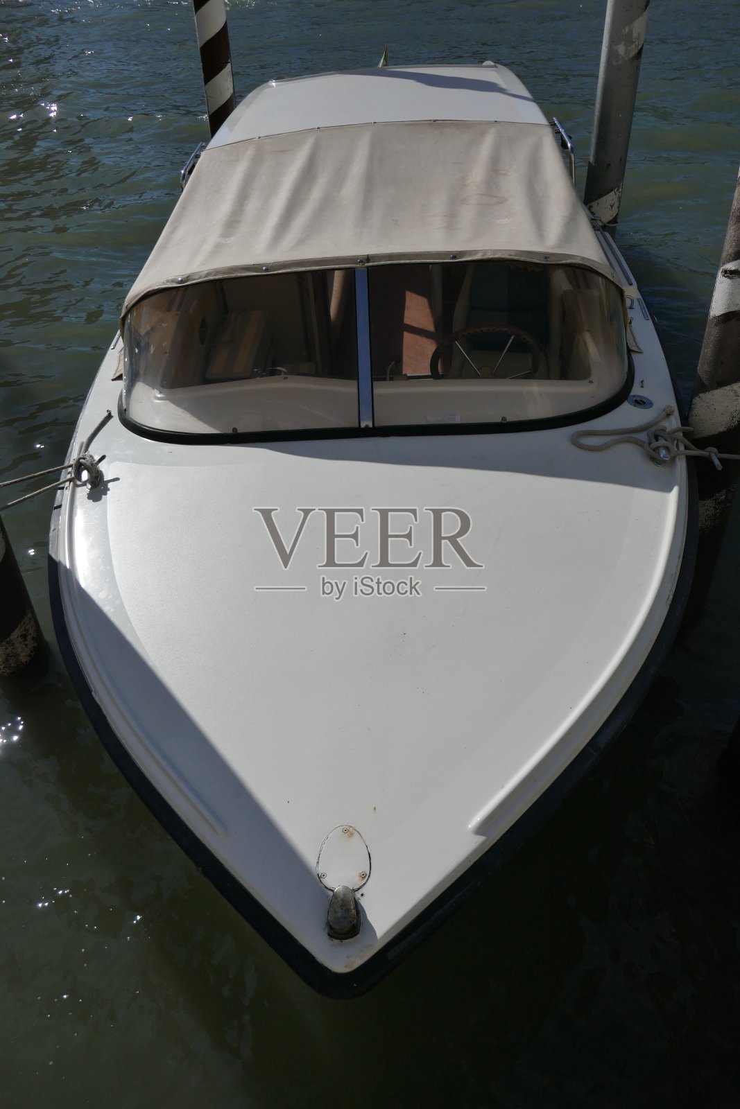 有顶棚和方向盘的白色小船照片摄影图片