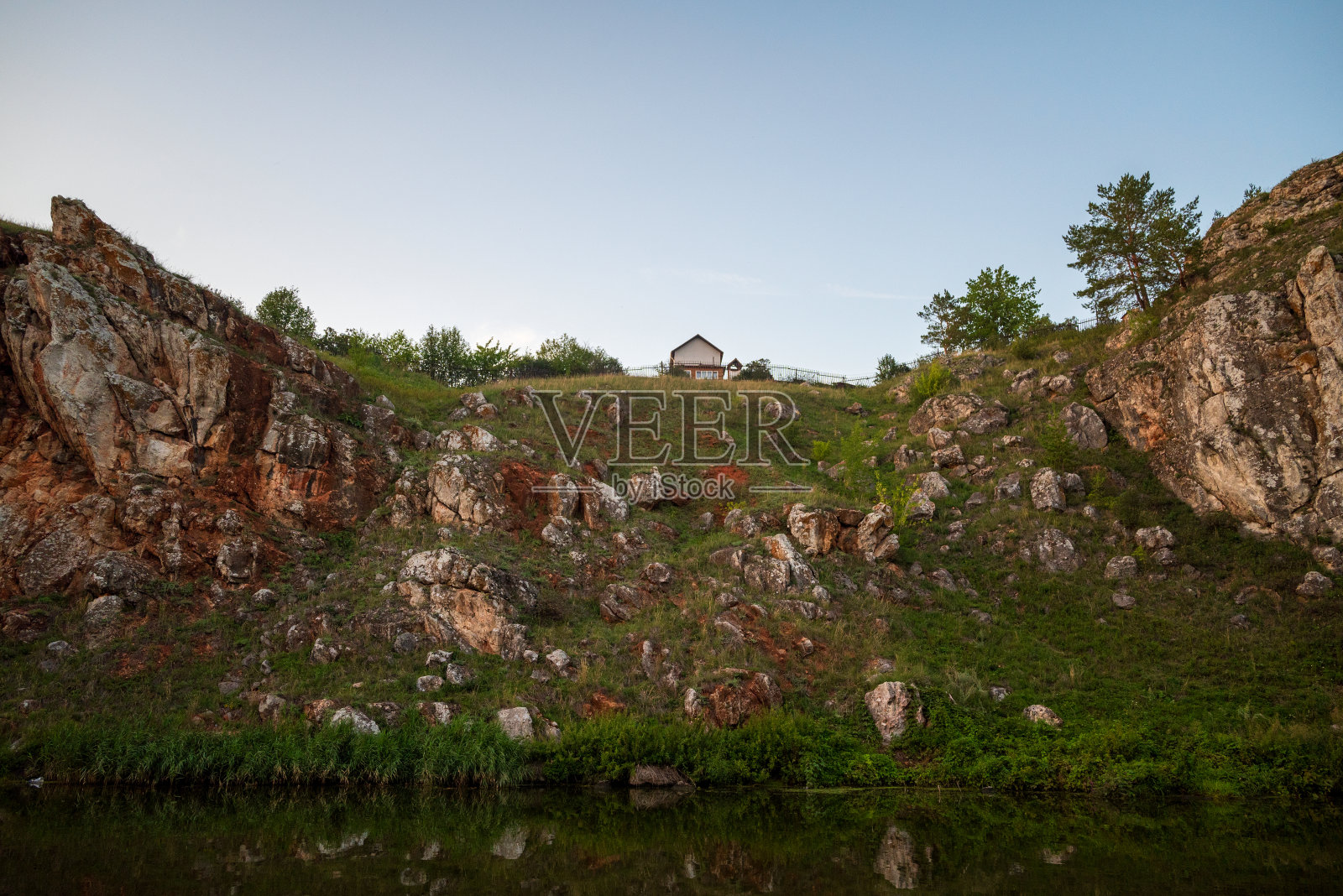 河边有美丽的岩石。chusovaya河照片摄影图片