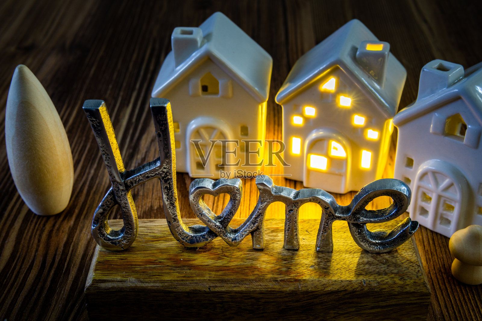 家庭危机标志陶瓷房子与光住房危机的概念，房屋所有权照片摄影图片