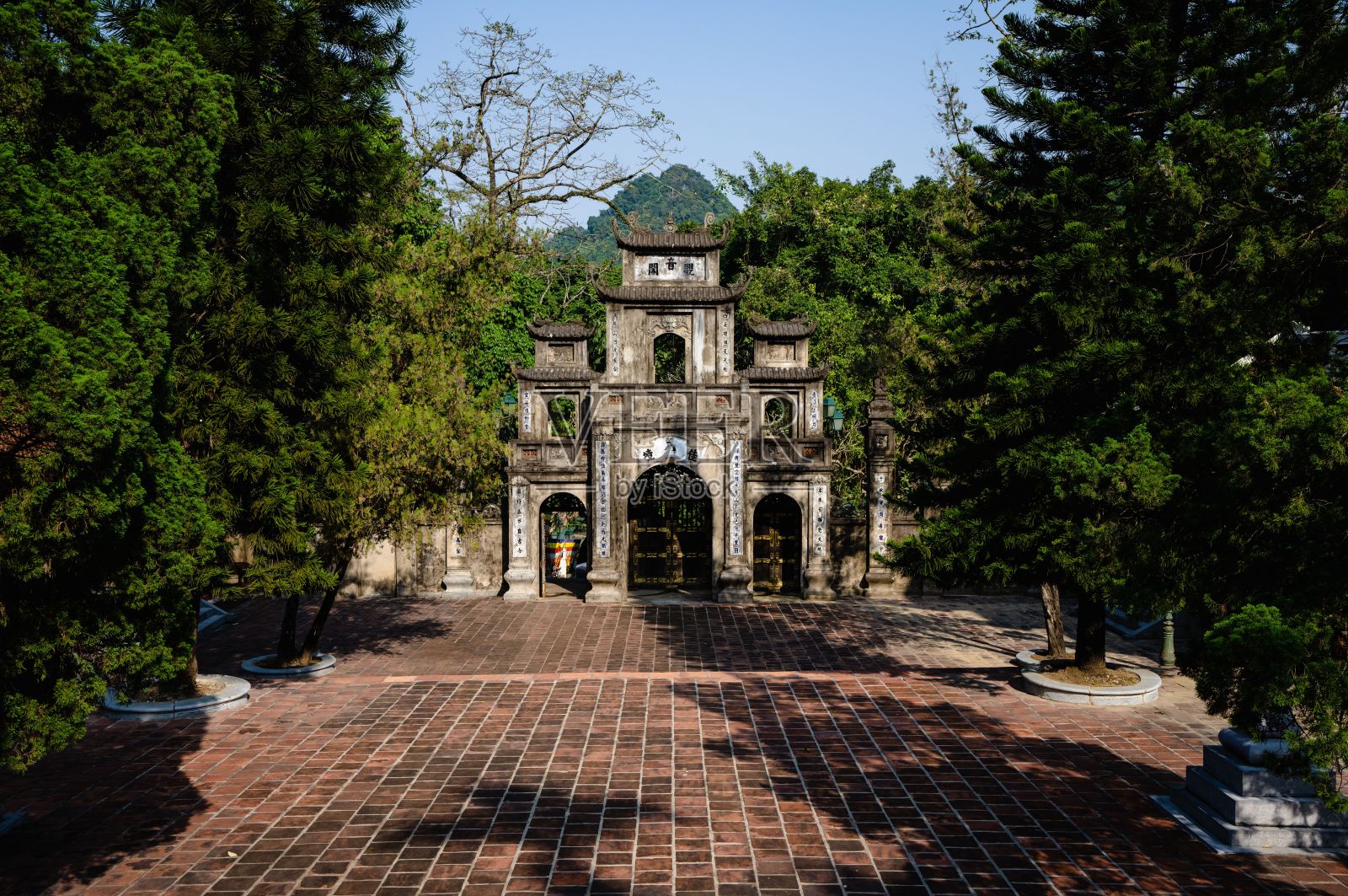 天楚佛寺古老的大门和城墙的壮丽景色。照片摄影图片