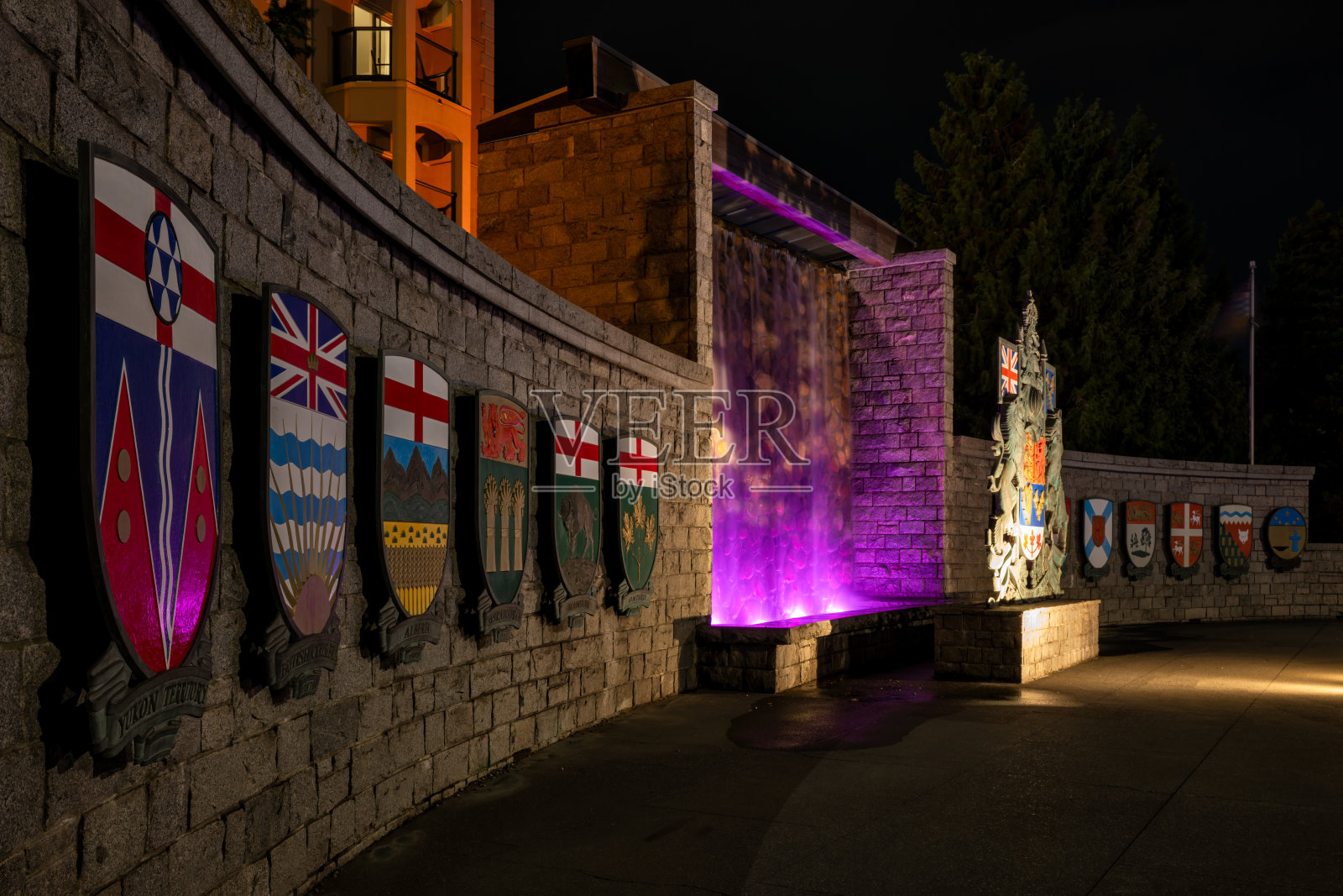 加拿大各省的盾形纹章，维多利亚内港的夜晚，维多利亚，BC加拿大照片摄影图片