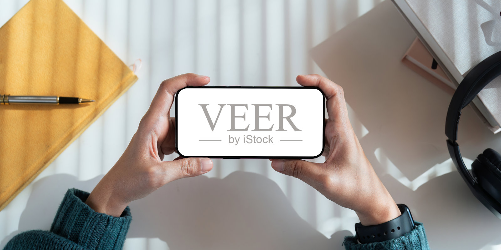 女子手持空白屏幕模拟手机。移动设备概念照片摄影图片