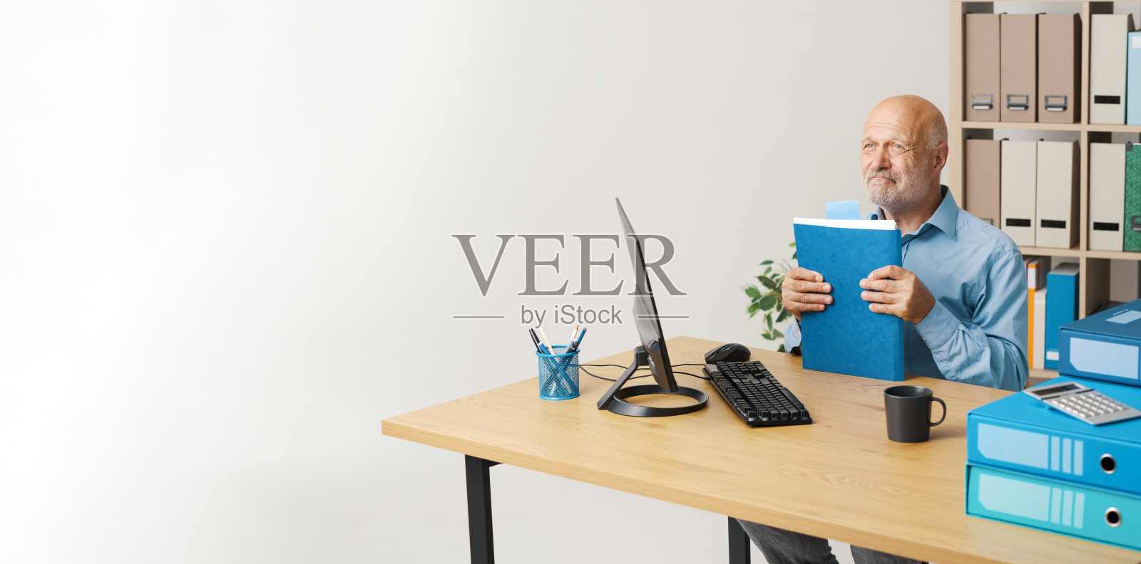 办公室里沉思的商人照片摄影图片