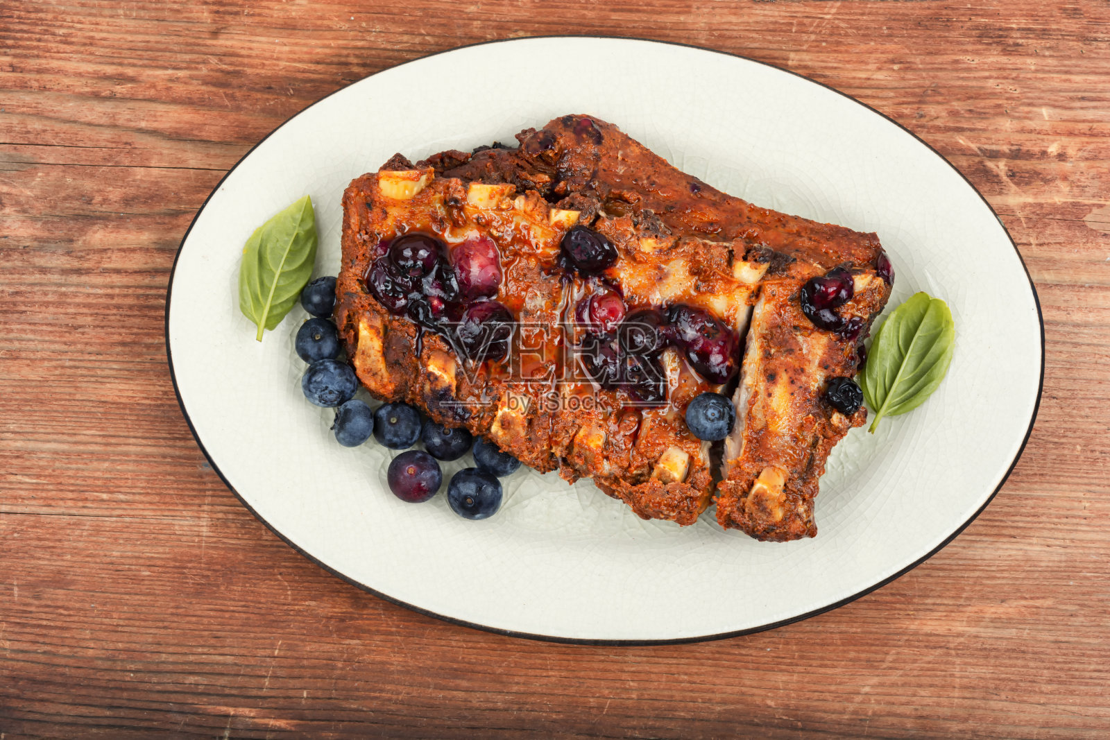 浆果酱烤排骨。照片摄影图片