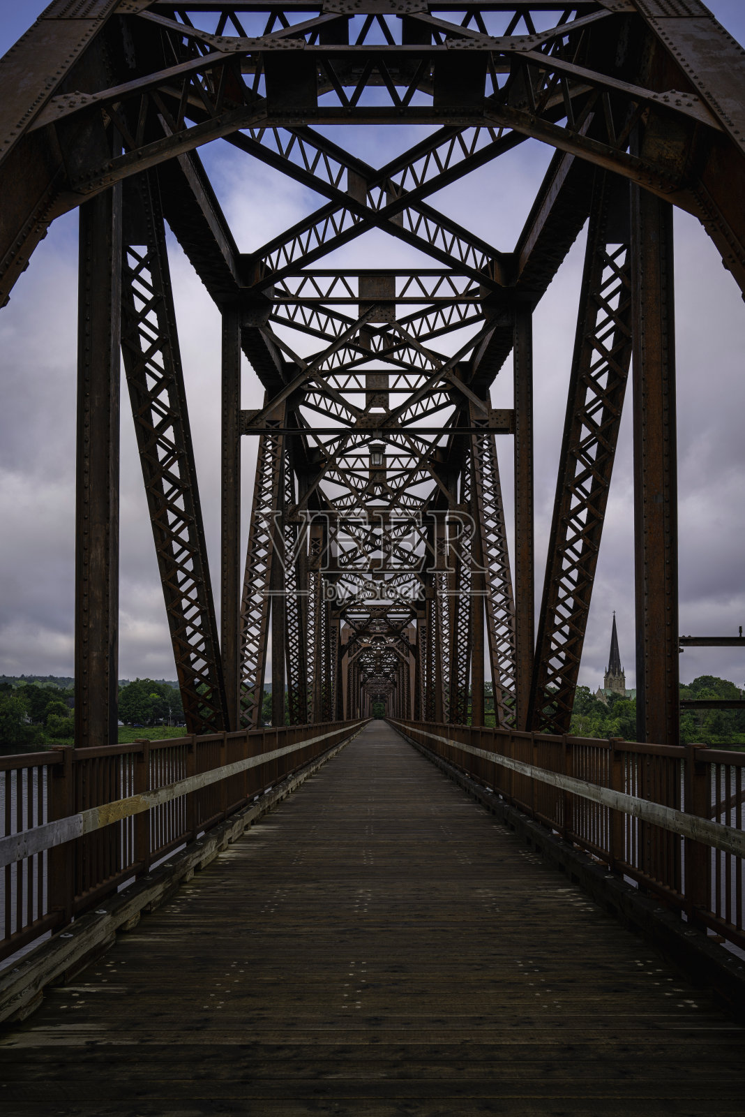 弗雷德里克顿铁路桥或比尔索普步行桥圣约翰河上的新不伦瑞克，加拿大照片摄影图片