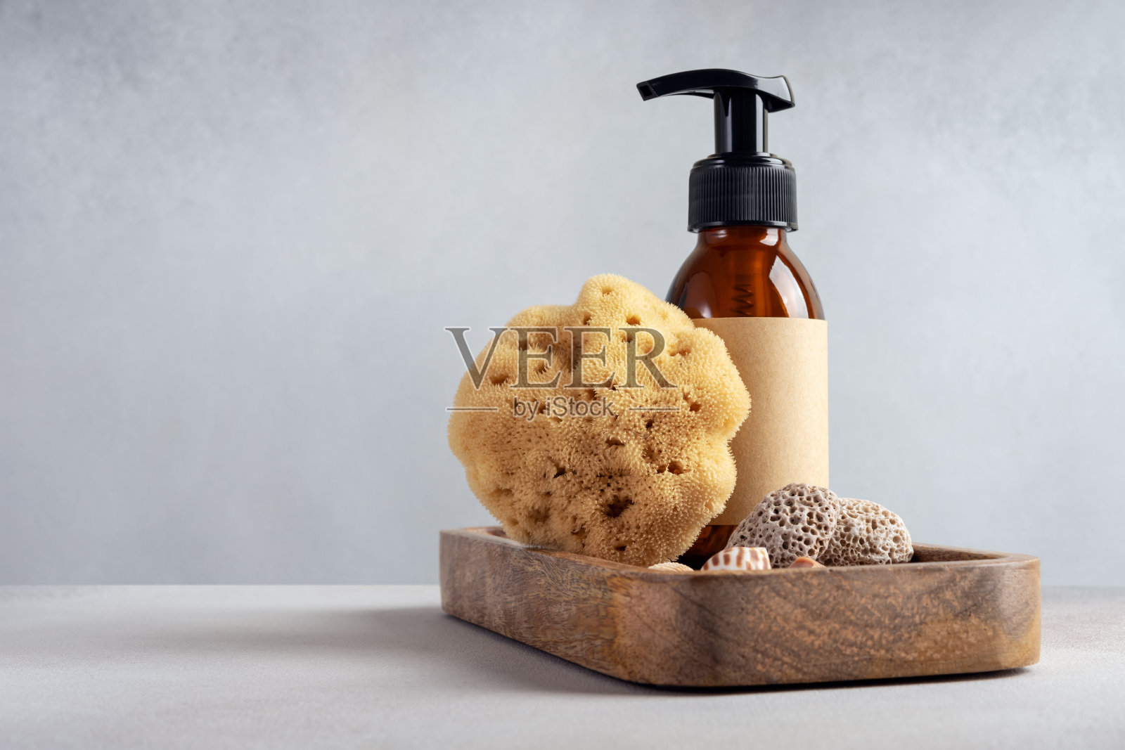 模仿棕色玻璃瓶和海洋天然海绵洗澡照片摄影图片