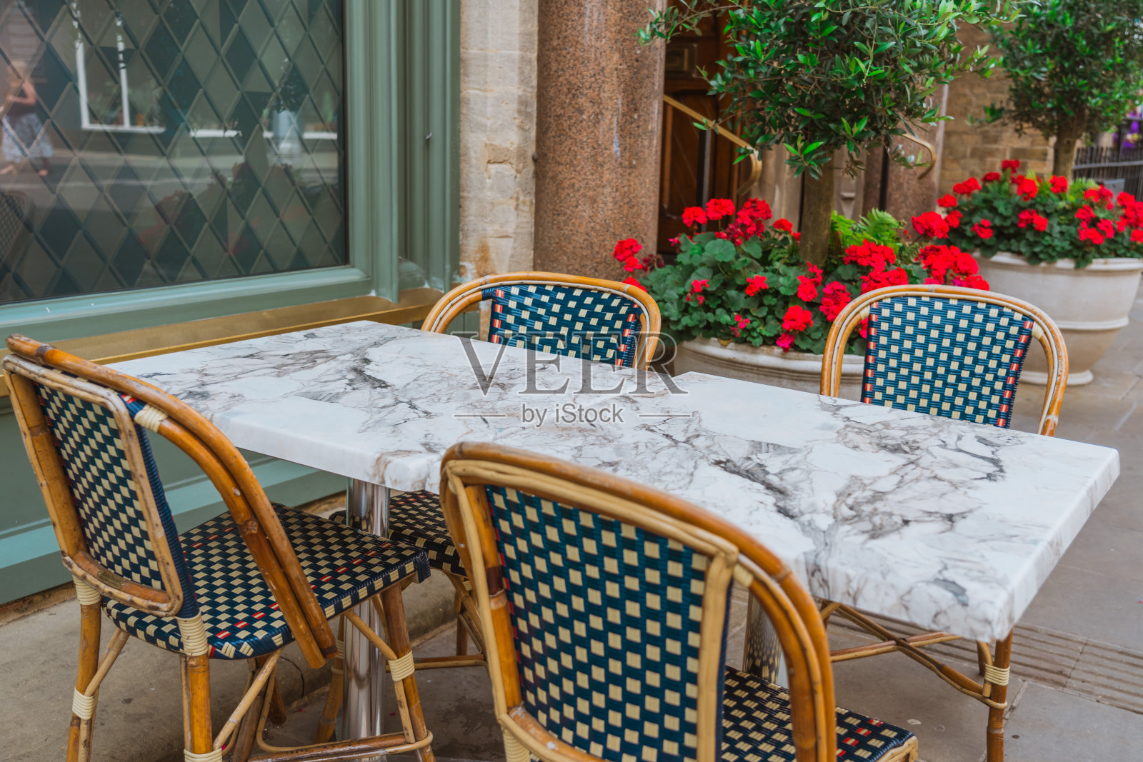 路边咖啡店的照片摄影图片