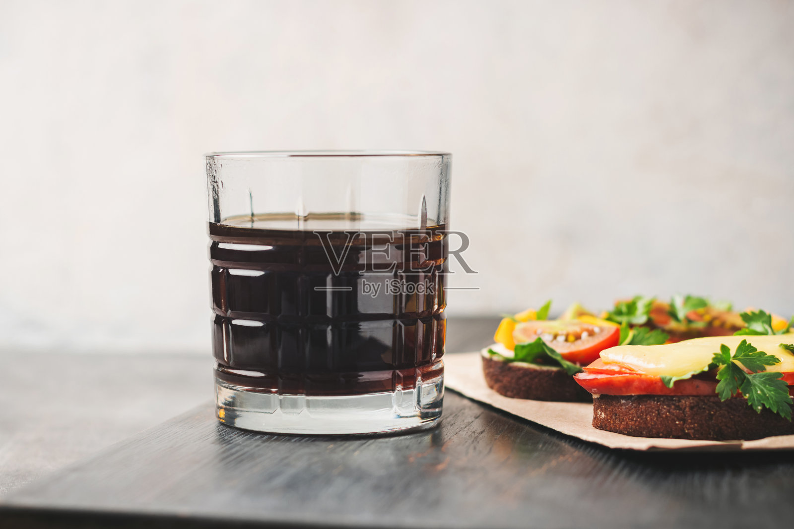 早餐有一杯美式咖啡和三明治放在深色木板上照片摄影图片