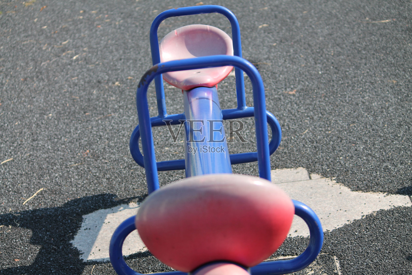 在公园玩跷跷板游戏照片摄影图片