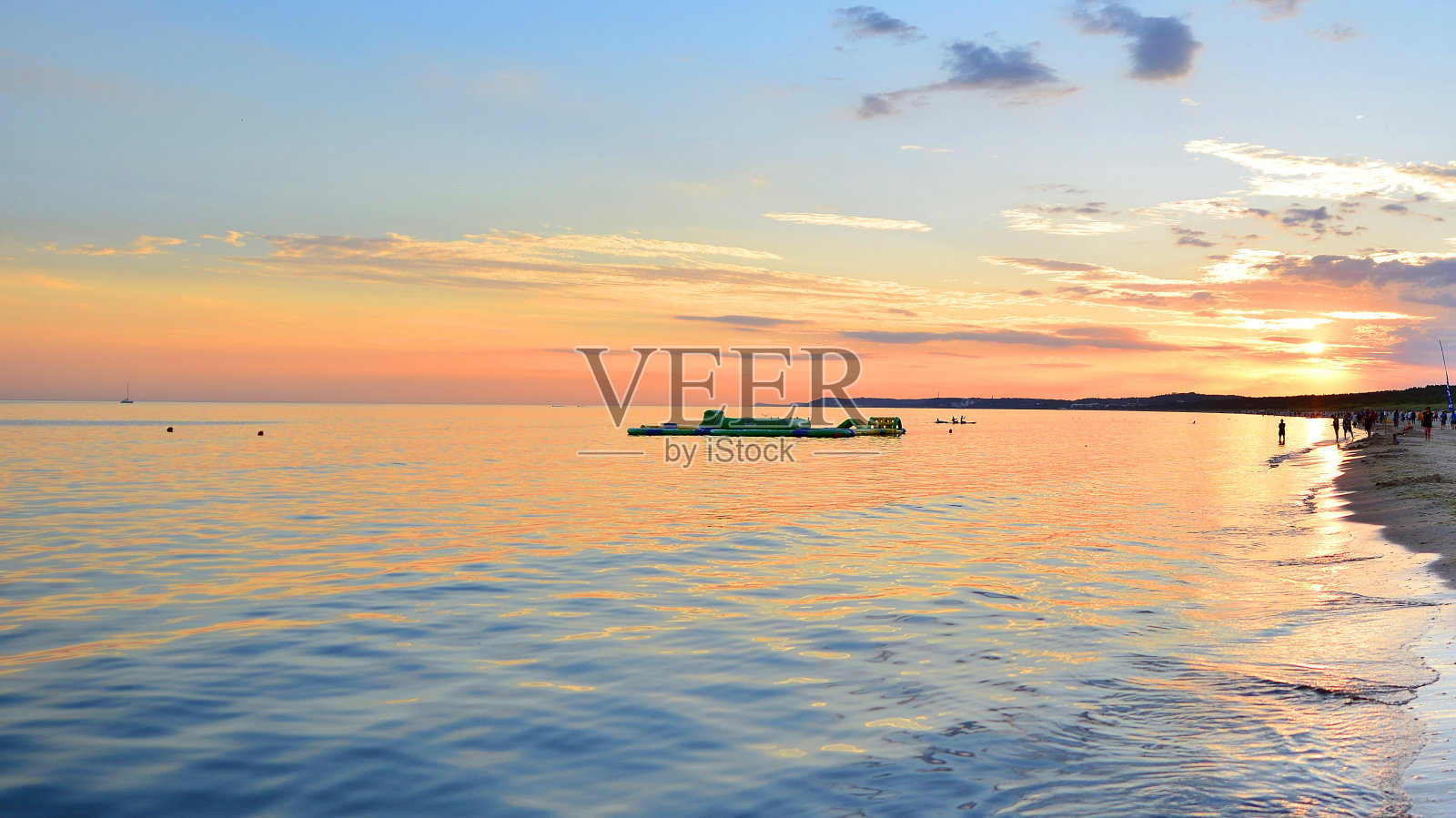 地平线上夏日夕阳的景色。照片摄影图片