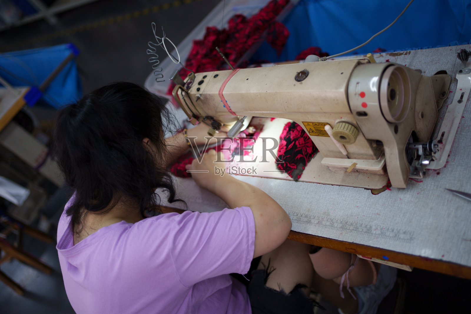 女工使用缝纫机照片摄影图片