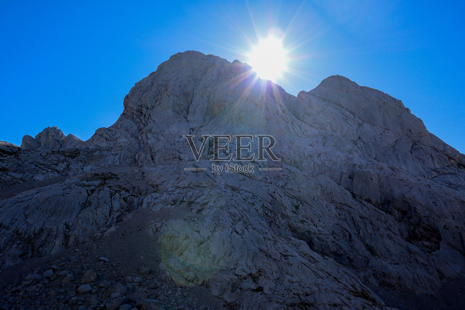 在美丽的欧洲之峰自然公园里，山脊映衬着傍晚的阳光照片摄影图片