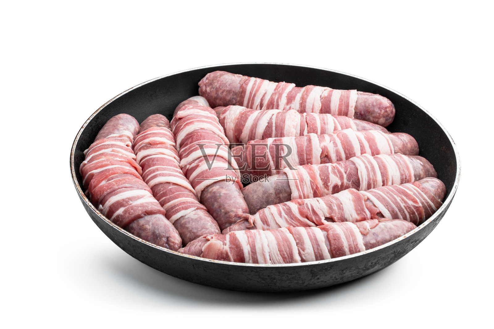 香肠裹在熏肉里，放在煎锅里，单独放在白色背景上照片摄影图片