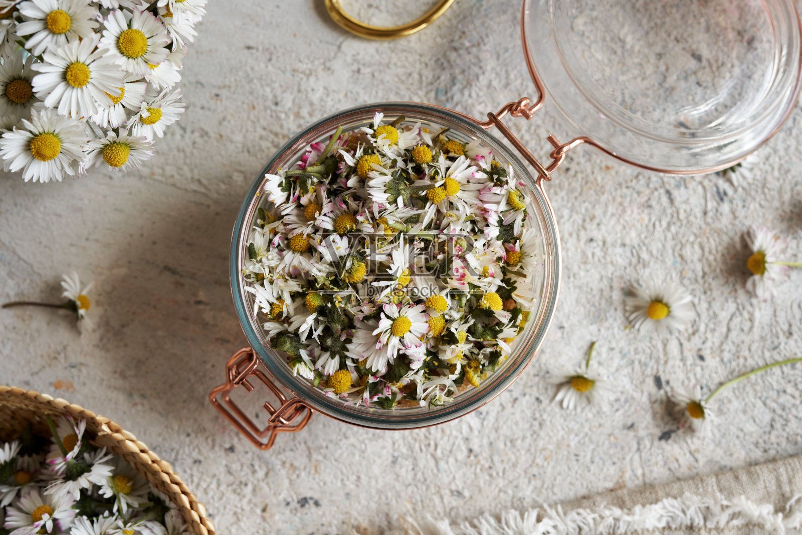 以普通雏菊为原料制备草药糖浆照片摄影图片