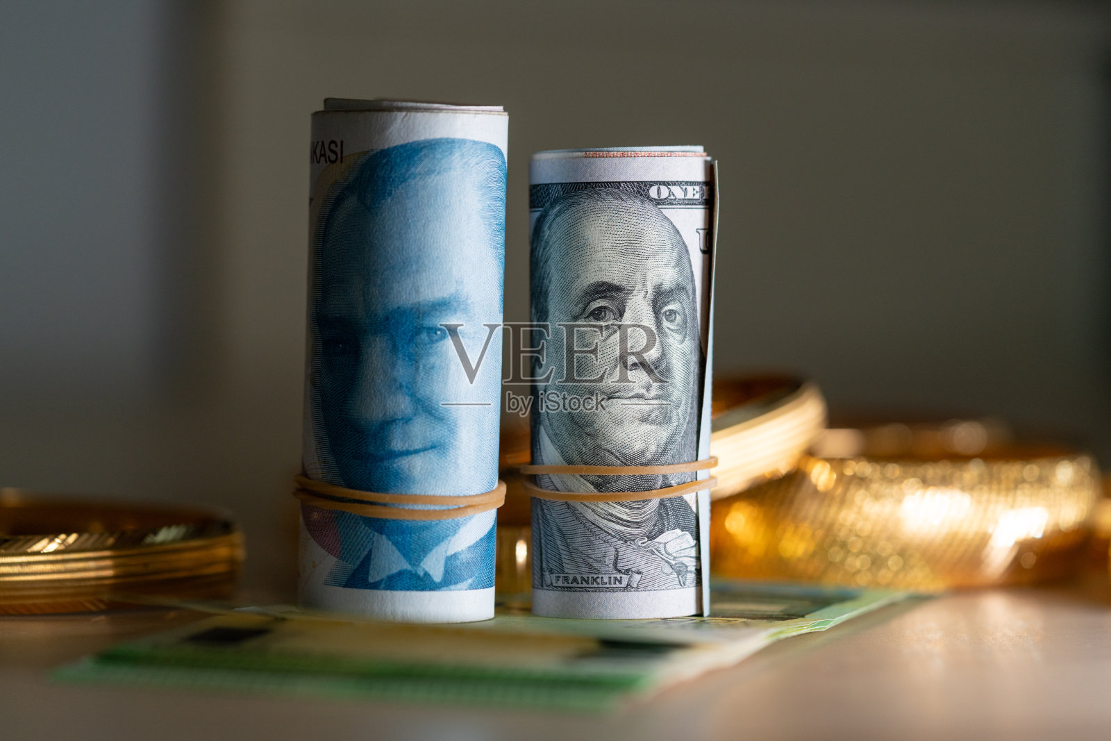大量土耳其里拉纸币与金币照片摄影图片