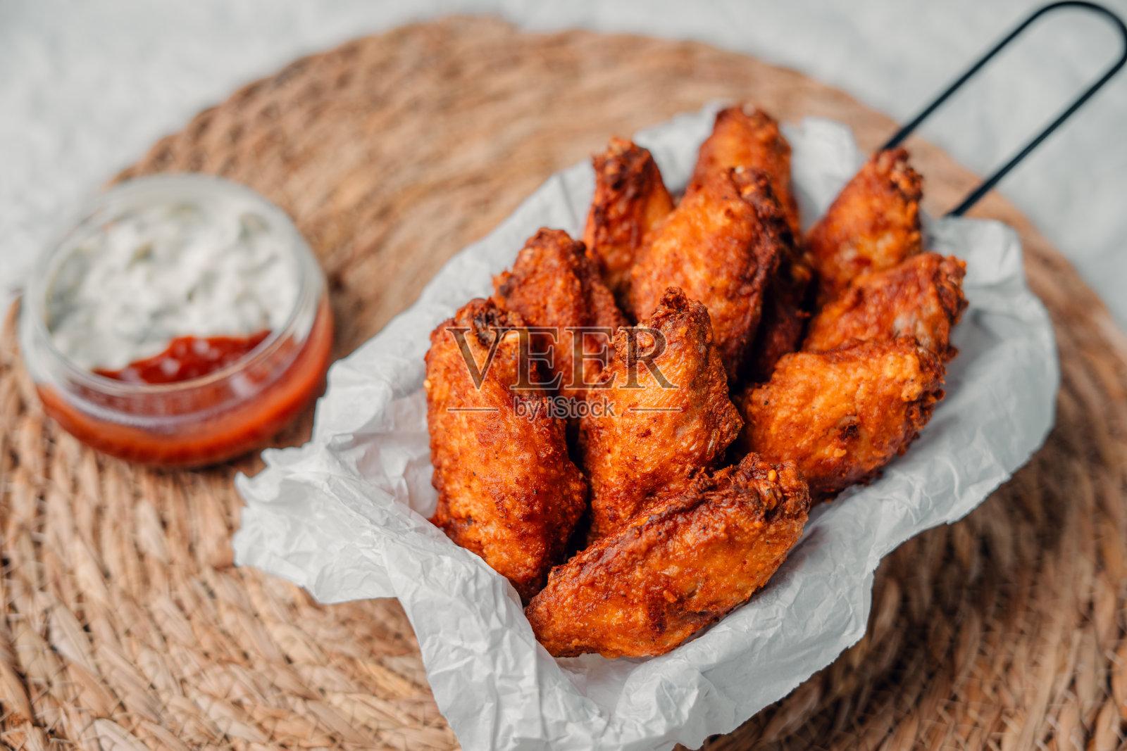 香脆炸鸡配番茄酱蛋黄酱照片摄影图片