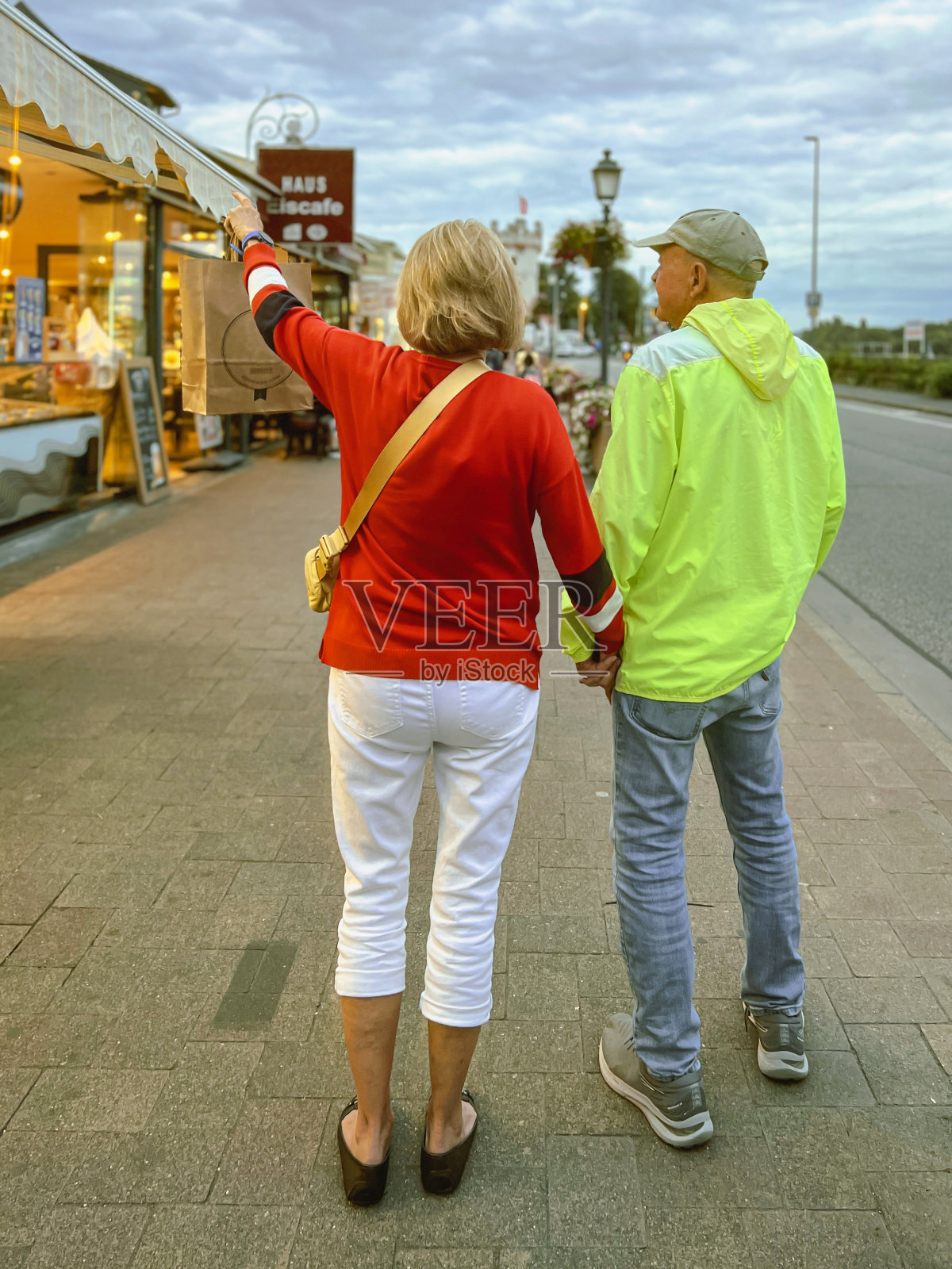 老年夫妇在城市购物照片摄影图片