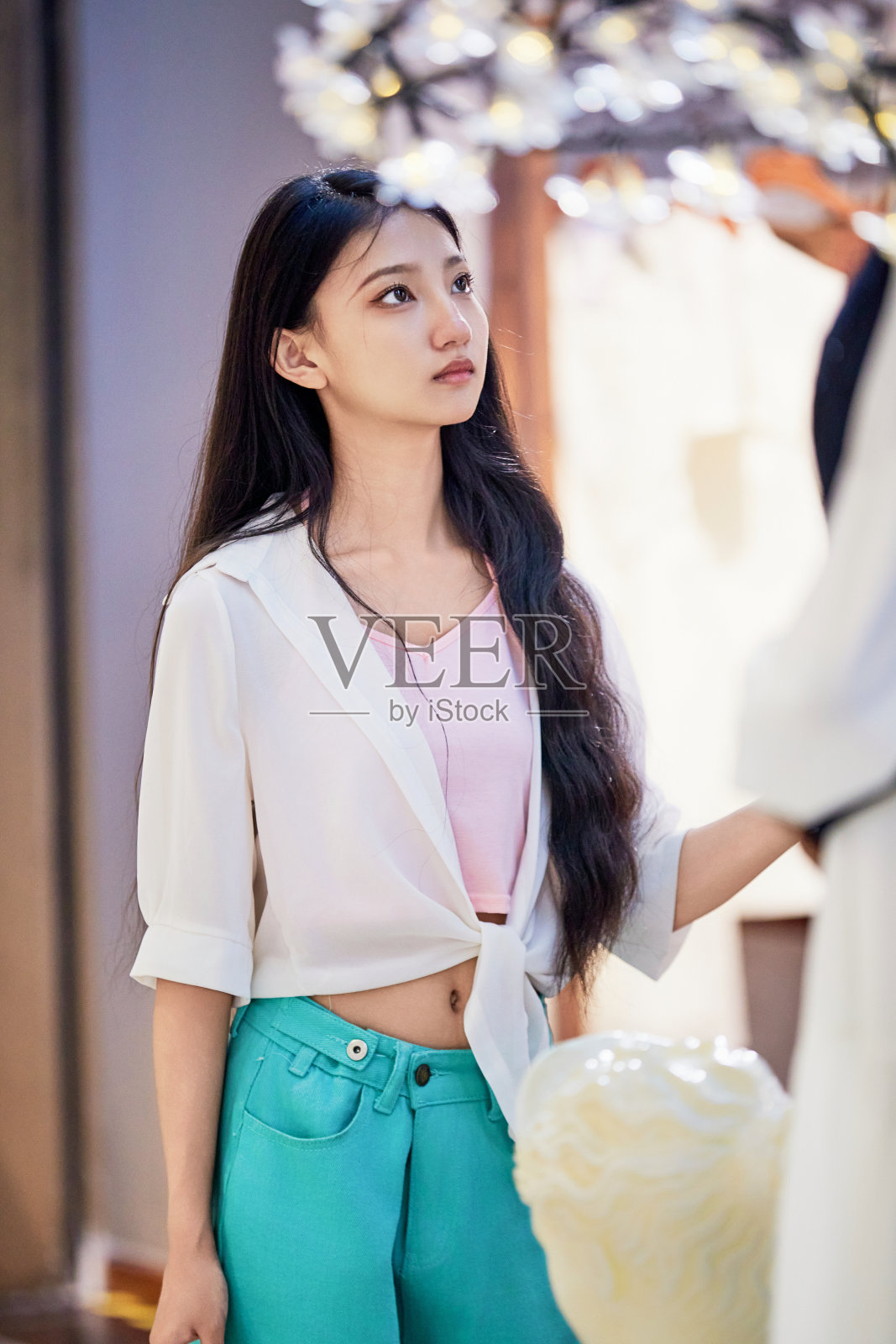 一个悠闲的十几岁的女孩在假日里漫步在商场里照片摄影图片