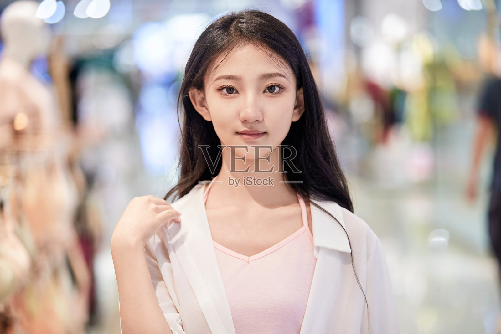 一个悠闲的十几岁的女孩在假日里漫步在商场里照片摄影图片