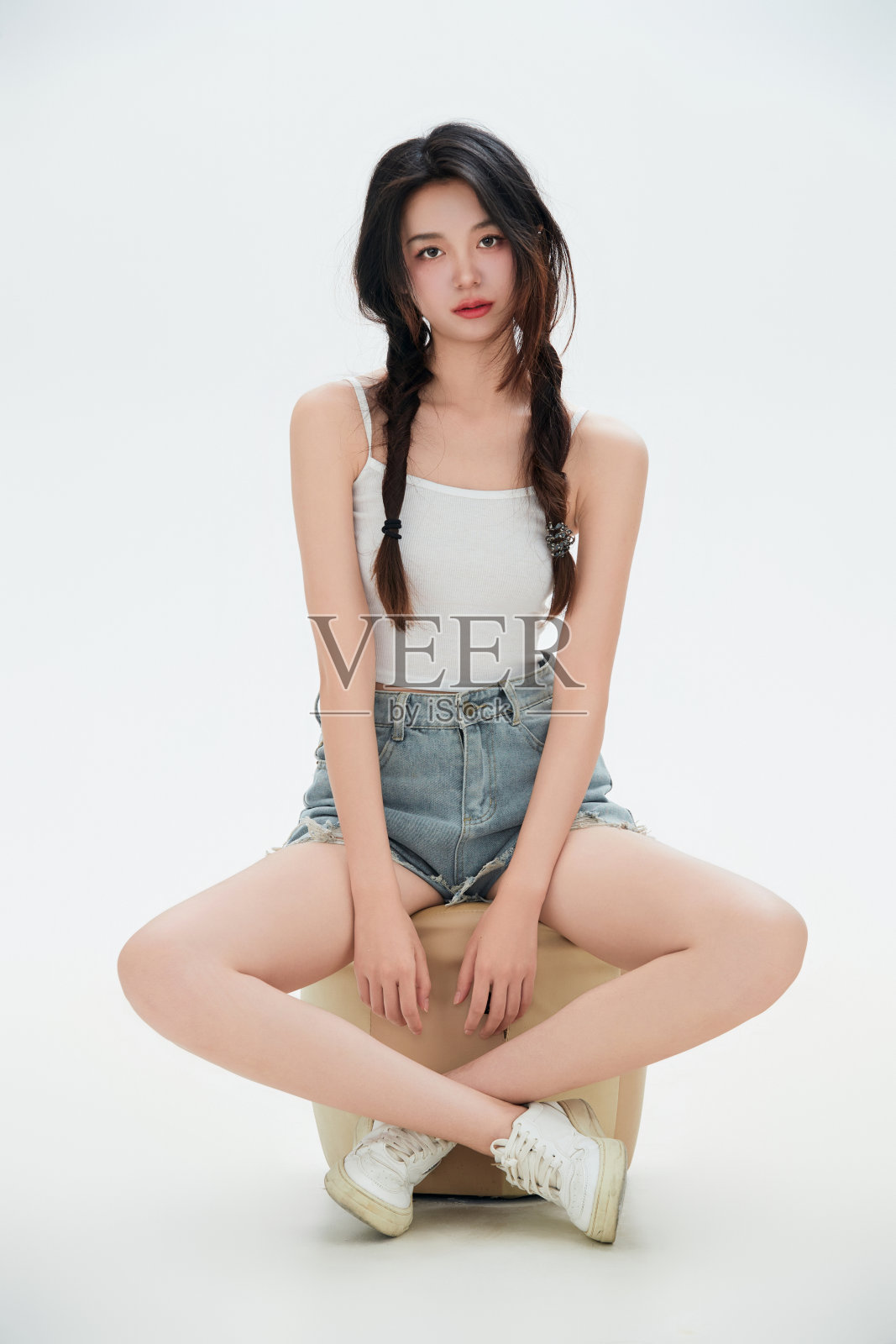 白色背景下的中国女大学生照片摄影图片