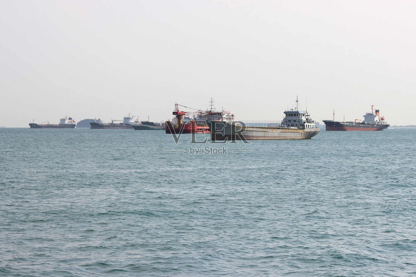 货船在新加坡周围的水域航行。照片摄影图片