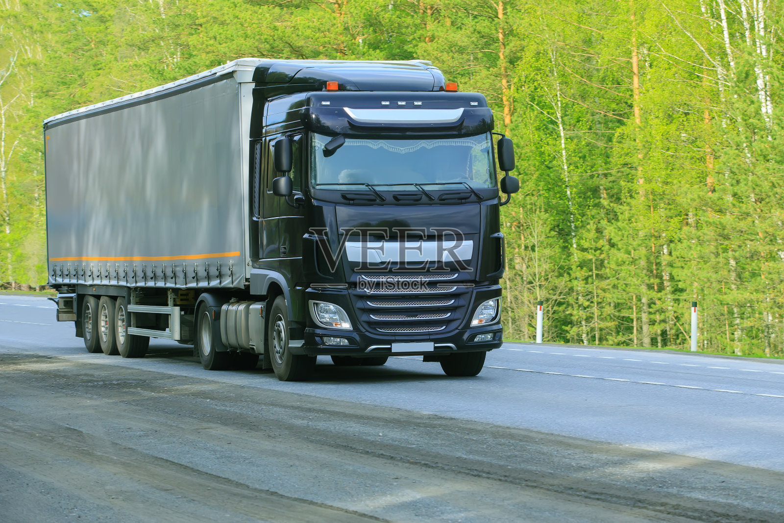 卡车正沿着乡间小路行驶照片摄影图片