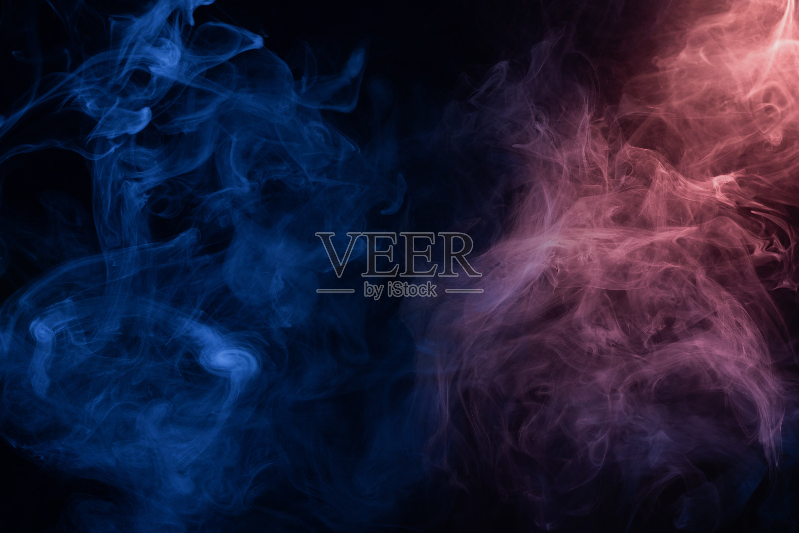 蓝色和粉红色的蒸汽在黑色的背景。照片摄影图片