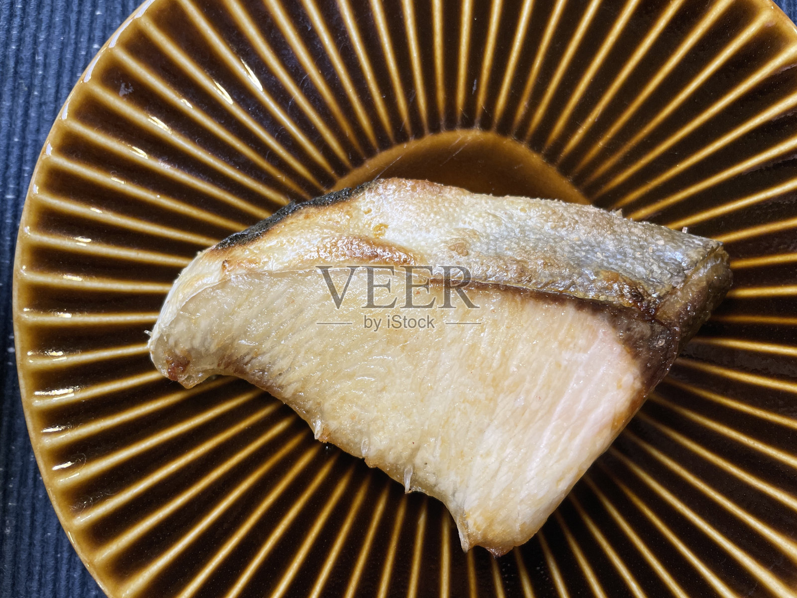 盐烤黄尾鱼照片摄影图片