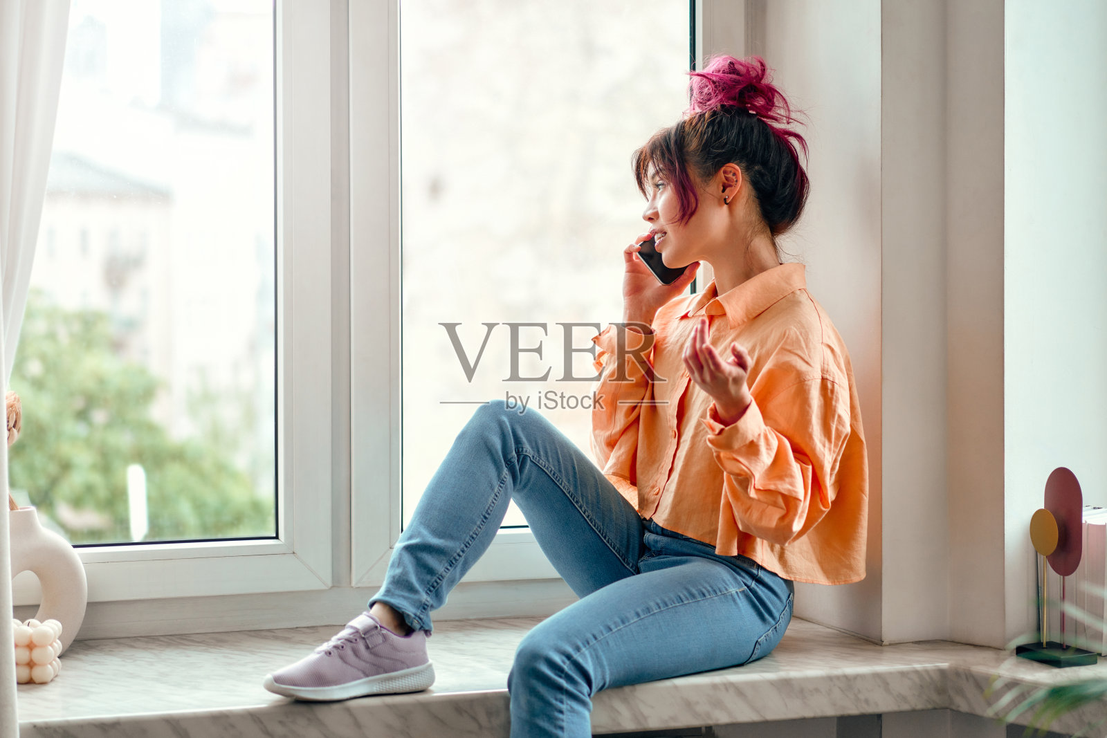 在家的亚洲年轻女性照片摄影图片