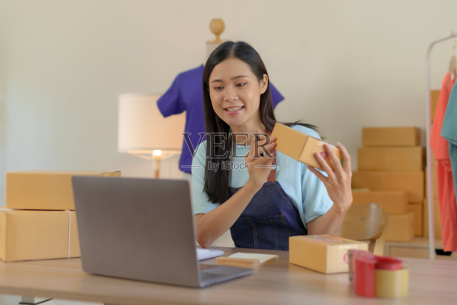 亚洲女商人在家创业。小型在线企业主，中小企业在家工作箱，中小企业在线营销和产品包装和配送服务。照片摄影图片