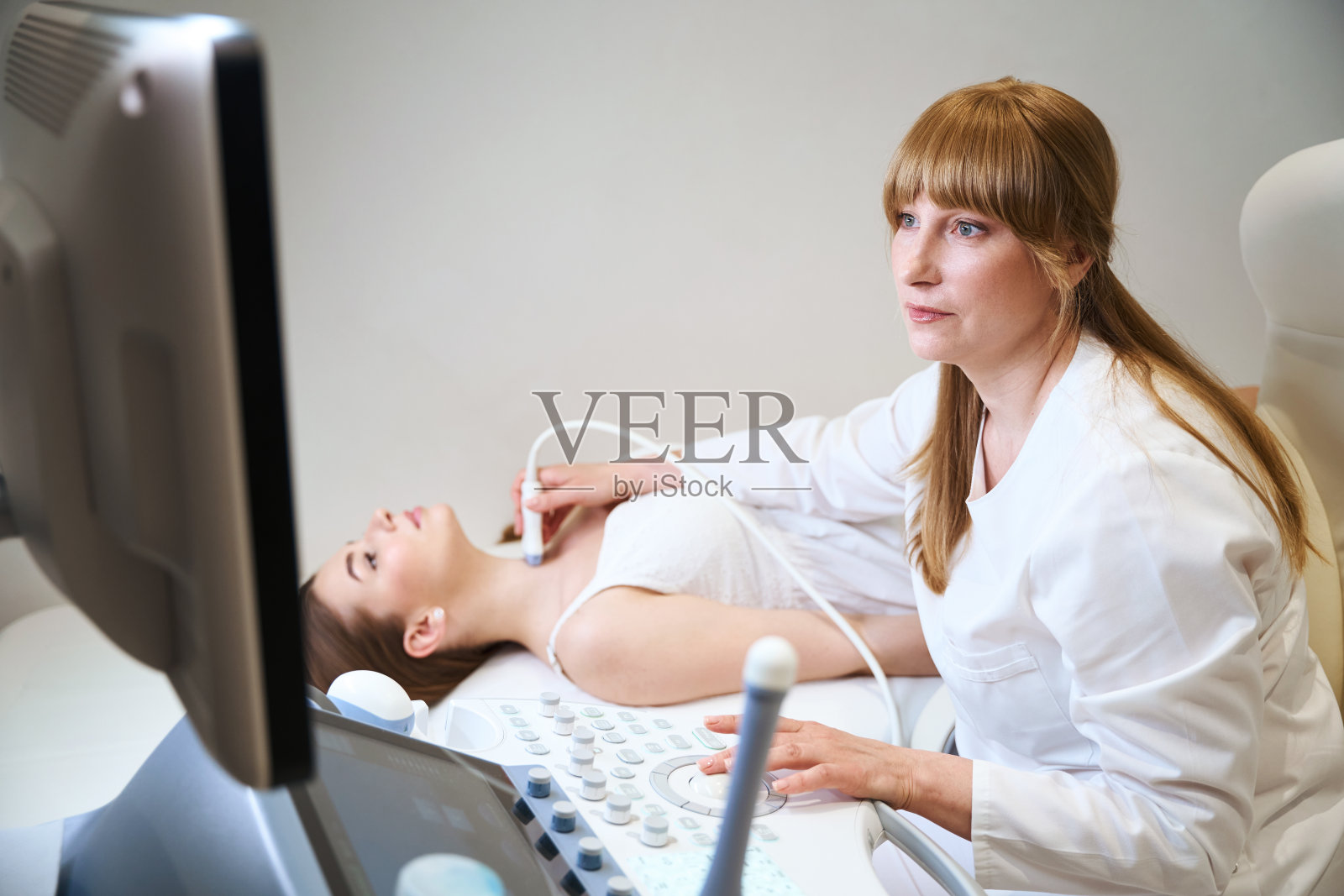 金发尤斯特正在研究一种现代超声波设备照片摄影图片