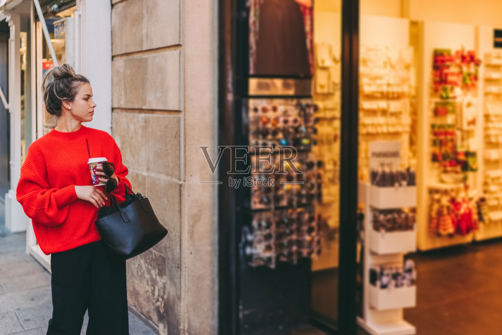 女游客探索巴塞罗那照片摄影图片