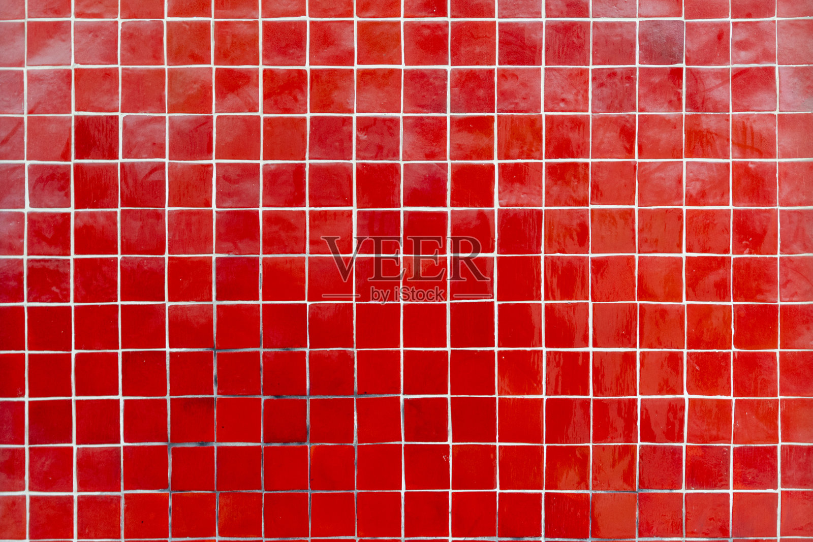 墙壁纹理背景上的红色马赛克瓷砖照片摄影图片