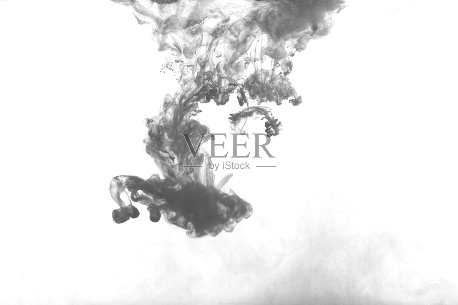 黑色染料在白色背景上溶于水，抽象烟雾图案，彩色液体染料，飞溅漆照片摄影图片