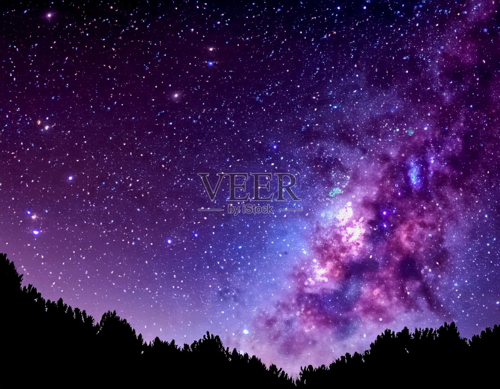 银河蓝色的夜空，银河和黑暗背景上的星星。宇宙充满了恒星，星云和星系的噪音和颗粒照片摄影图片