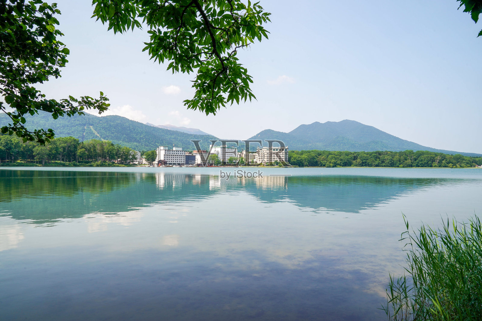 日本北海道，夏天碧蓝晴空下的赤赤湖照片摄影图片