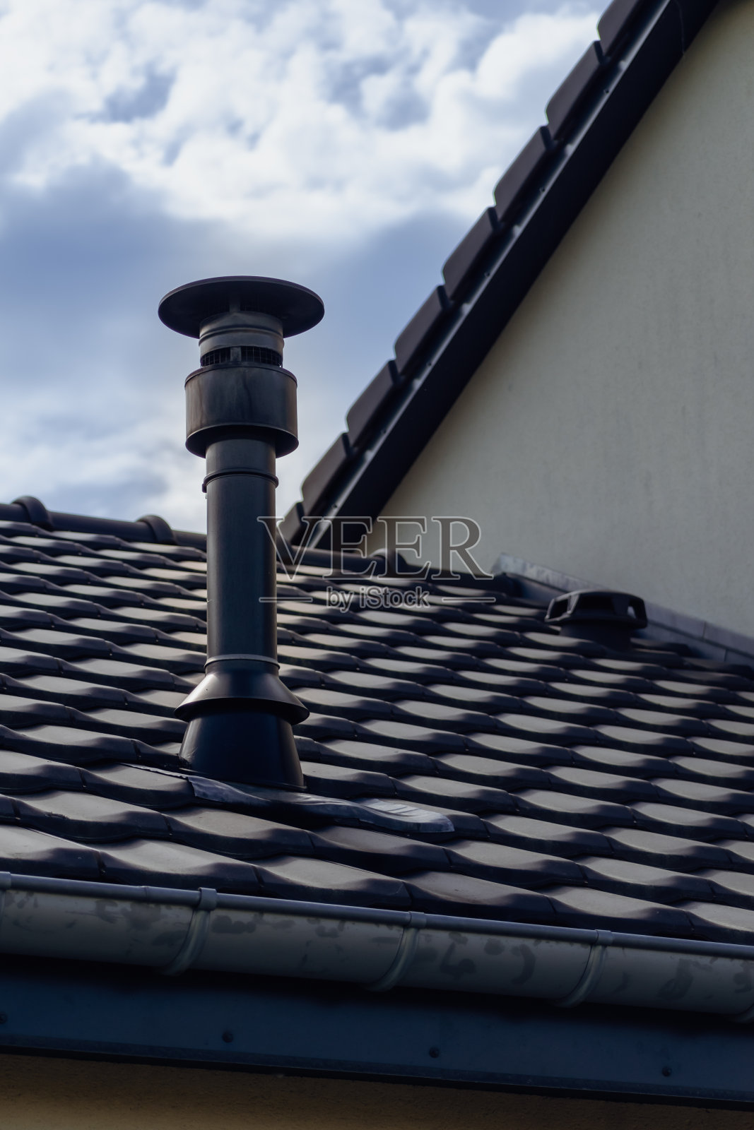 安装在屋顶上的木质或颗粒炉的烟囱照片摄影图片