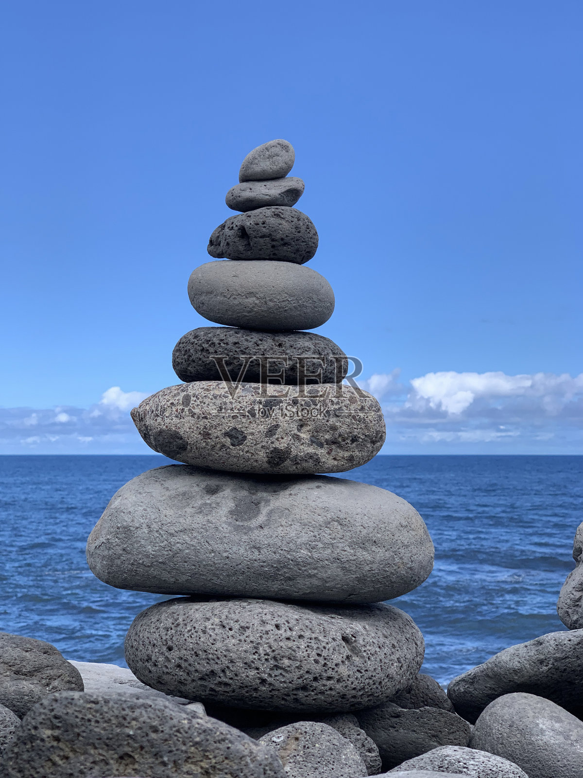 岸边凯恩对着蓝天的特写，平衡照片摄影图片