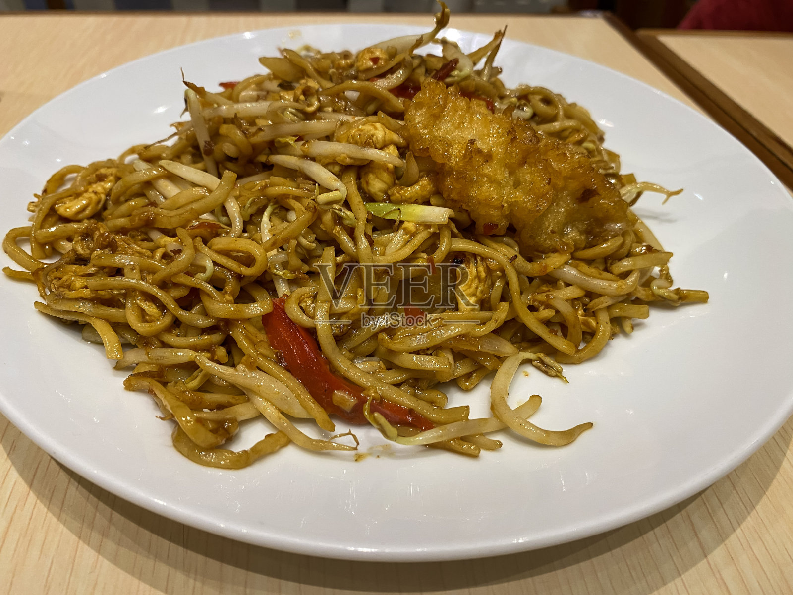 炒面放在盘子里照片摄影图片