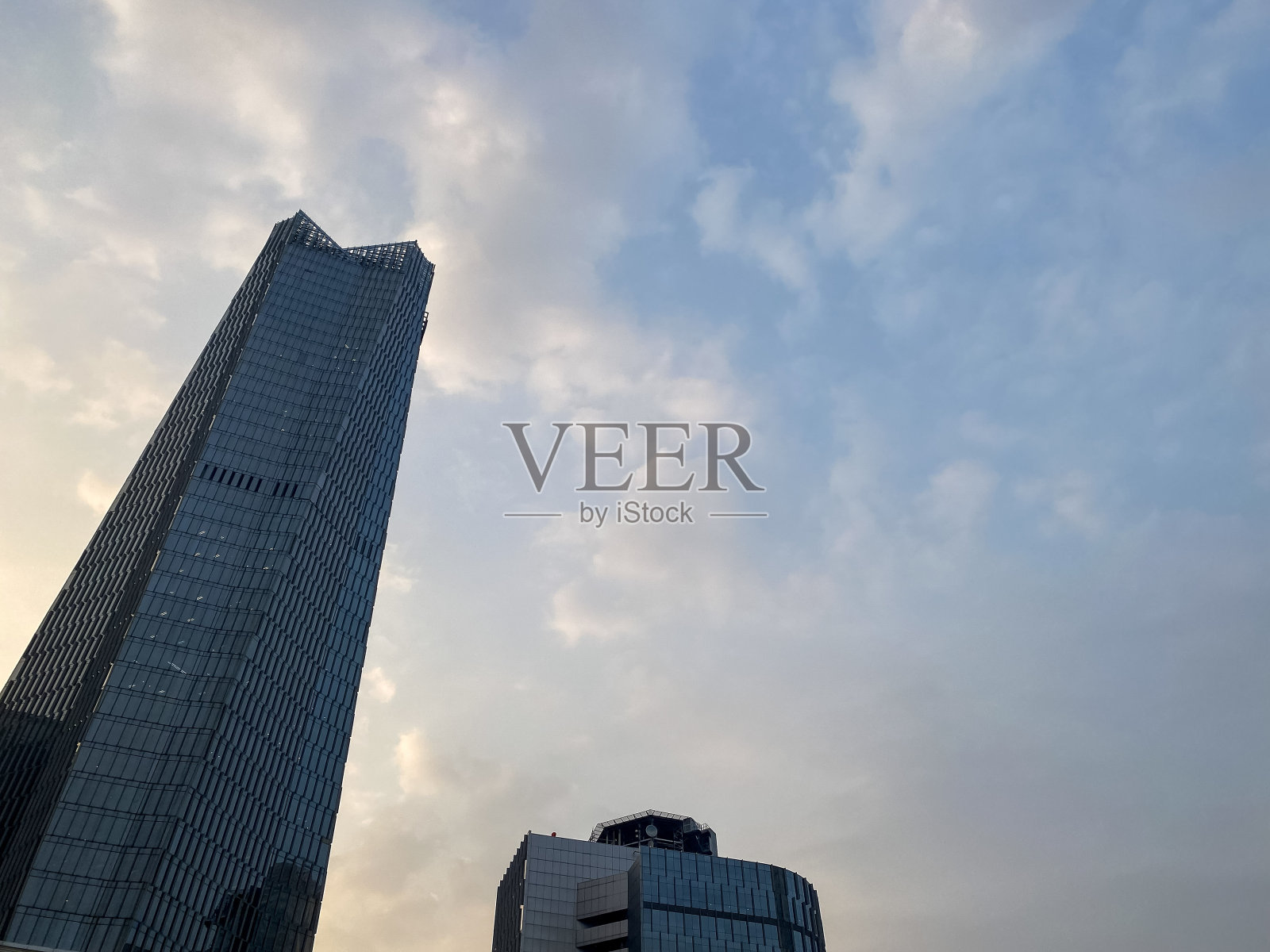 蓝天衬托下的高层建筑。照片摄影图片