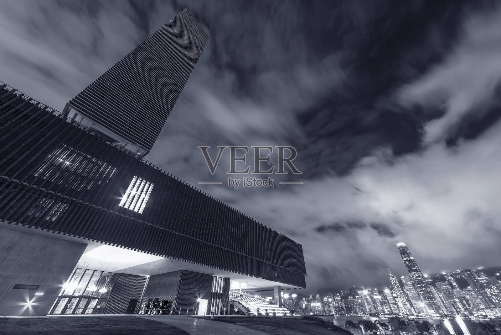 从西九龙文娱艺术区俯瞰香港城市的天际线照片摄影图片