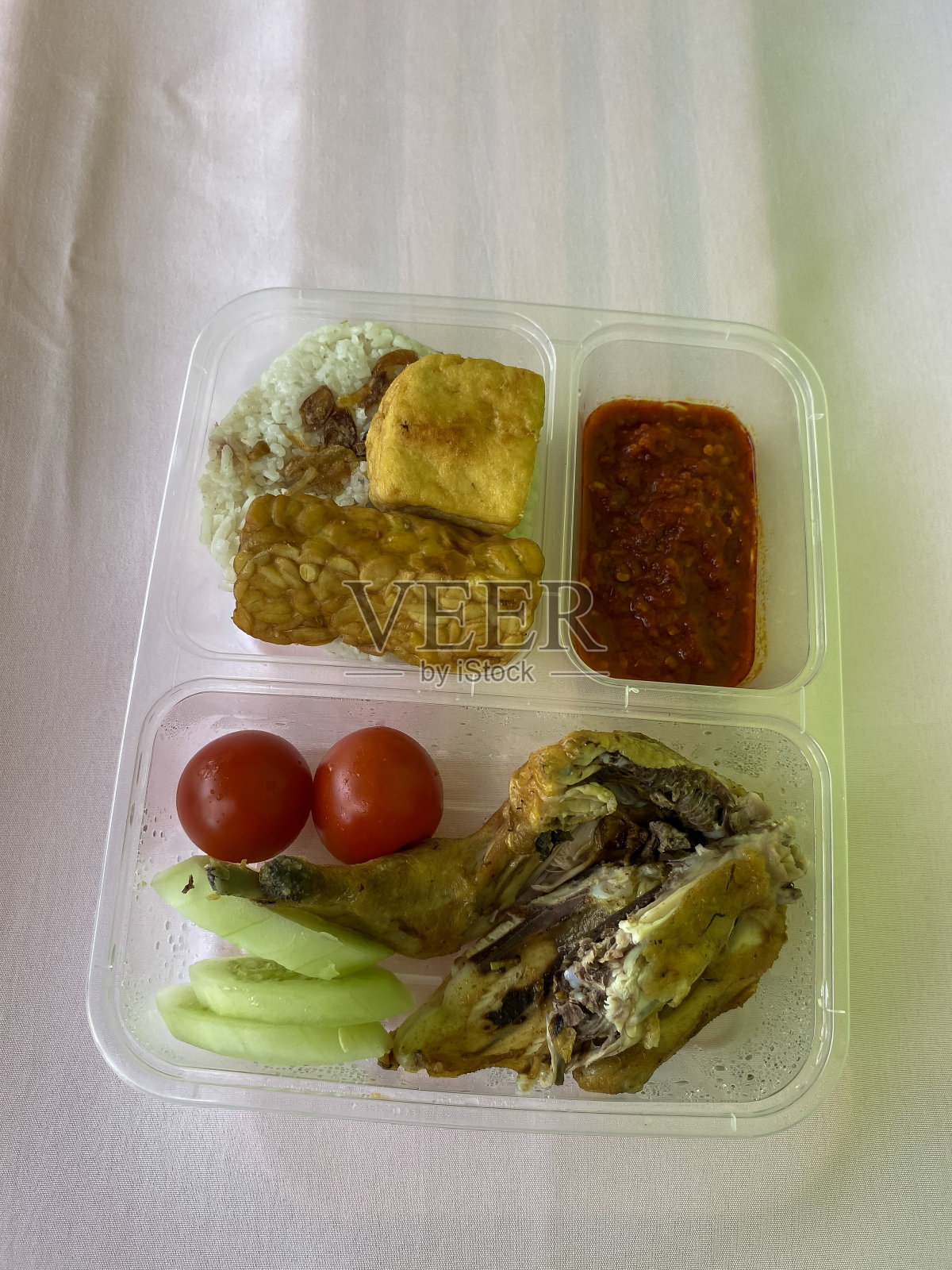 午餐盒饭，有豆腐、豆豉和辣椒酱鸡肉。照片摄影图片