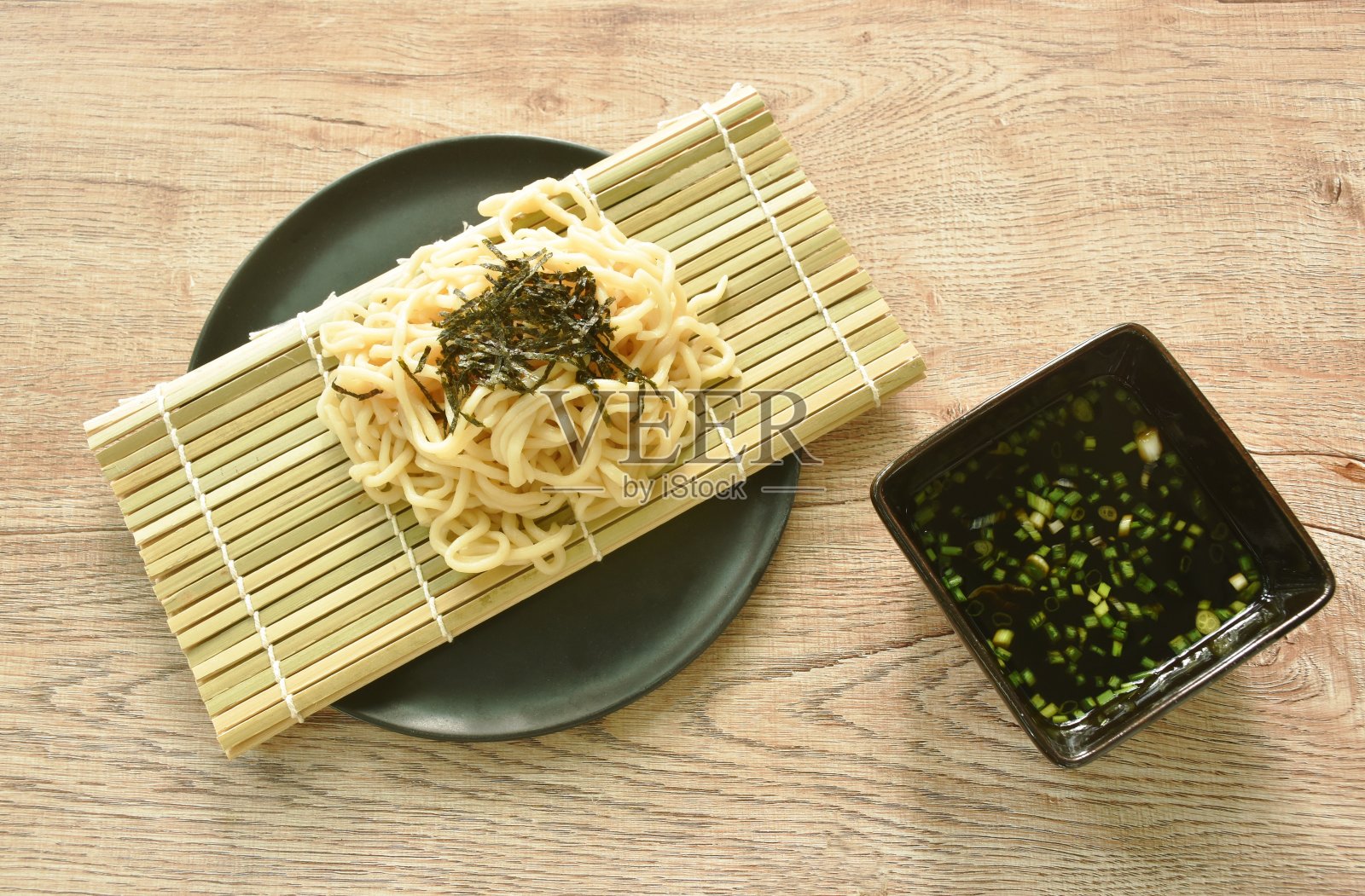 Zaru荞麦面凉面，上面有剁海带蘸虾酱和葱片照片摄影图片