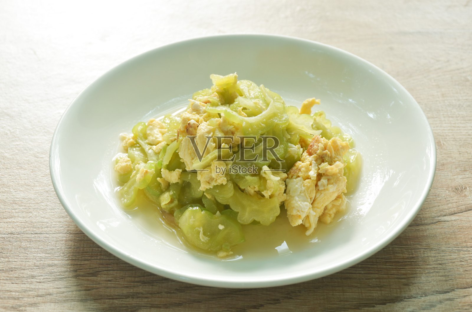 荷包蛋炒苦瓜片照片摄影图片