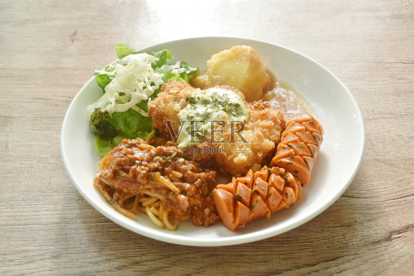 脆炸鸡肉塞奶酪配土豆泥调味汁肉汁意大利面配卷心菜生菜沙拉配香肠照片摄影图片